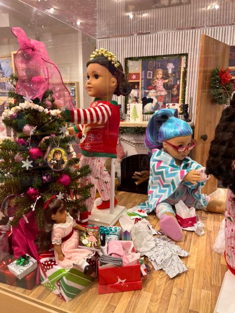 Dc Christmas, American Girl Store, Motion Ideas, Balloon Cars, Doll Pictures, American Girl Doll Samantha, Doll Scenes, Barbie Diorama, Dollhouse Ideas