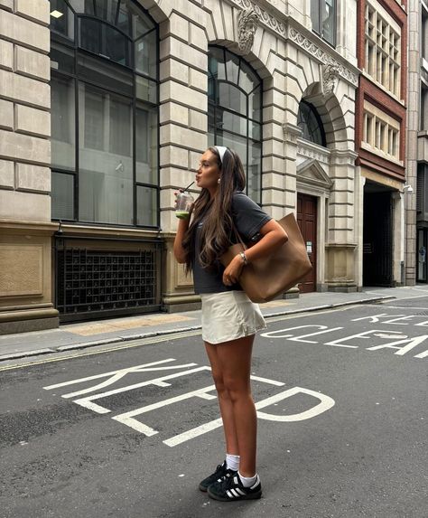 Traveling Aesthetic Outfits, Brunette Street Style, Walking Around City Outfit, Nyc Cool Girl Outfit, Late 20s Outfits Summer, Short Skirts With Sneakers, City Girl Aesthetic Outfit Summer, In The Street Photoshoot, Outfit Inspo Photos