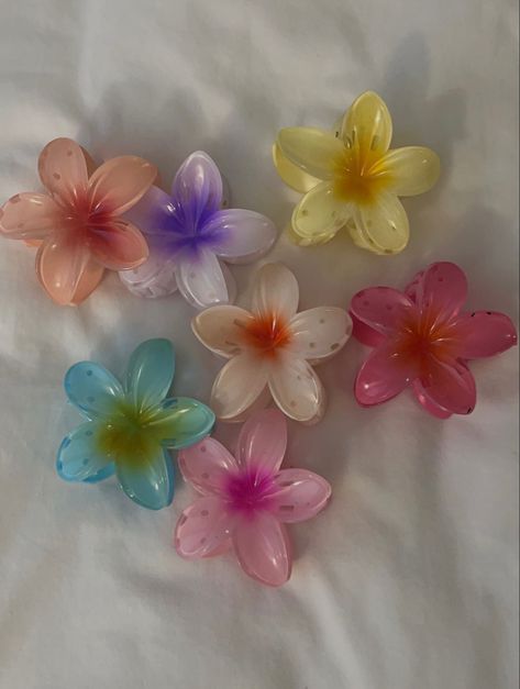 Hawaiian Flower Hair, Tropical Hair, قلادات متدلية, Hawaiian Plumeria, Hair Clips For Women, Hawaiian Flower, Hair Accessories Collection, New Flower, Gift Inspo