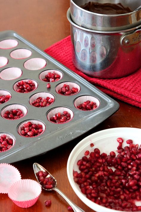 The Best Chocolate Covered Pomegranates Ever! - Whole Lifestyle Nutrition | Organic Recipes | Holistic Recipes Pomegranate Food, Pomegranate Recipe, Sandwich Vegetarian, Raw Treats, Pomegranate Recipes, Benefits Of Organic Food, Fruits Decoration, Holistic Recipes, Organic Recipes Healthy