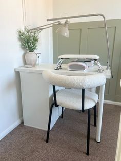 Small Nail Desk, Esthetician And Nail Room, Small Room Nail Salon Ideas, Mini Nail Studio Ideas, Small Nail Tech Room, Nail Set Up At Home Desk, Nail Setup Ideas, Small Beauty Studio Decor, Small Nail Salon Ideas Decor