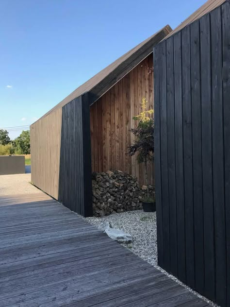 Contemporary Barn House in Silesia, Poland / Gornik Architects Scandinavian Barn House, Black Houses, Contemporary Barn, Shed House, Long House, Black Barn, Modern Barn House, Building Roof, Weekend House