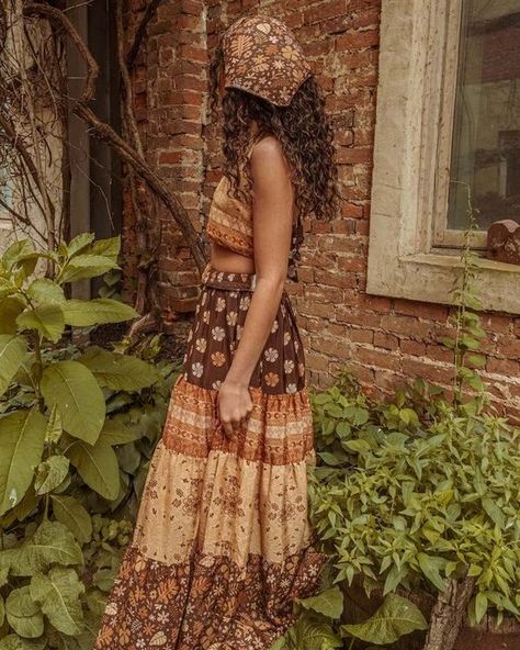 #Boho! ☮ Desvende a magia da moda boho e inspire-se em looks incríveis! Apaixonada por roupas leves, fluidas e com estampas marcantes? Então você precisa conhecer o universo boho!🌻 Nossas peças são perfeitas para quem busca conforto, estilo e personalidade. E para te ajudar a renovar o guarda-roupa, estamos oferecendo um cupom de desconto imperdível: Use o código ➡ 12off na sua compra e aproveite! Clique no link www.musaboho.com.br para conhecer nossa coleção completa e garantir seus lo... Bohemian Schick, Looks Hippie, Feminine Skirt, Earthy Style, Estilo Hippy, Mode Hippie, Earthy Outfits, Estilo Hippie, Boho Style Outfits