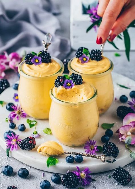 Dairy Free Custard, Cream Desserts Recipes, Tiramisu Trifle, Mousse Dolce, Dessert Mousse, Resipi Kek, Desserts In A Glass, Resep Smoothie, Mango Mousse