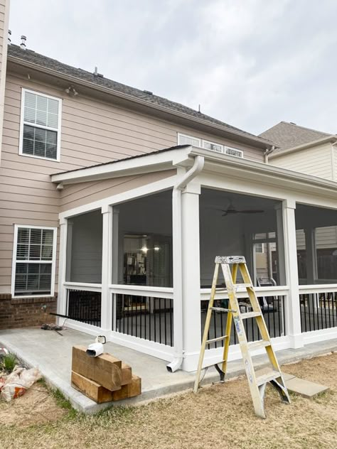 Small Screened Porch, Closed In Porch, Screened In Porch Ideas, Screened In Porch Diy, Back Porch Designs, Screened Porch Decorating, Screened Patio, Porch Diy, Covered Patio Design