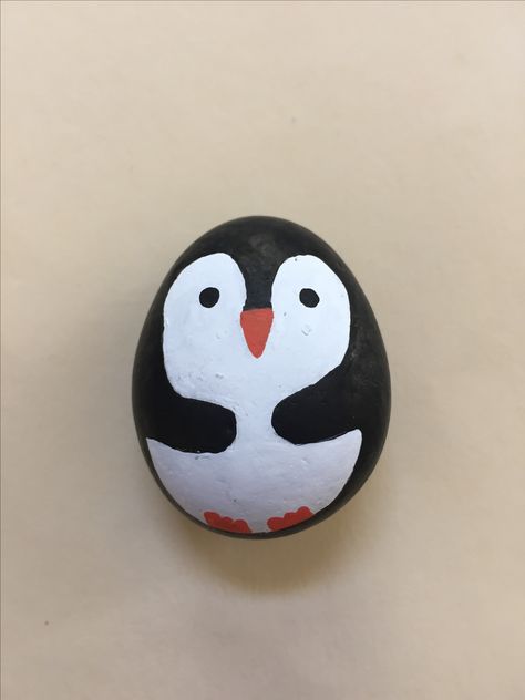 Posca Pebble Art, Egg Painting Ideas Art Easy, Penguin Stone Painting, Painting On Eggs Ideas, Cute Easter Egg Designs Easy, Cute Pebble Painting, Penguin Stone Art, Painted Egg Ideas, Penguin Rocks Painted Stones