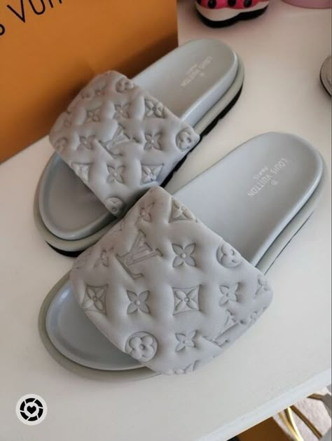 Louis Vuitton Pillow Slides, Louis Vuitton Slides Women, Dhgate Shoes, Lv Flip Flops, Louis Vuitton Shoes Women, Slides Aesthetic, Louis Vuitton Flip Flops, Lv Slides, Louis Vuitton Slides