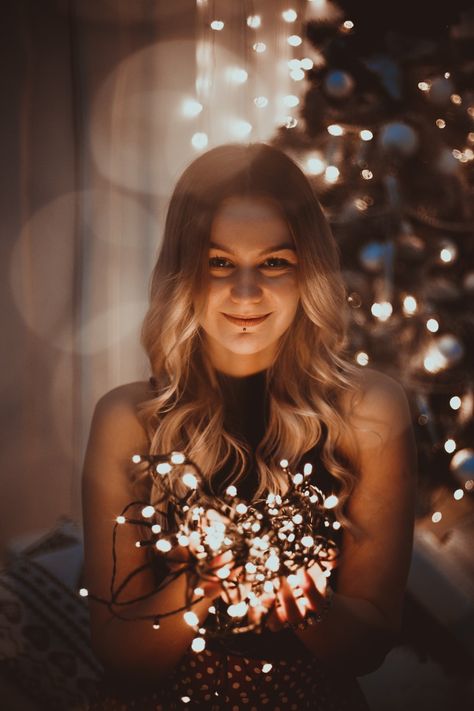 Winter Indoor Photoshoot Ideas, Christmas Photoshoot Ideas For Women, Christmas Portraits Woman, Christmas Photoshoot Woman, Christmas Selfie Ideas, Christmas Photoshoot Ideas At Home, Christmas Light Photoshoot, Creative Christmas Photoshoot, Indoor Christmas Photoshoot