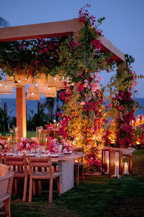 Mexican Modern Wedding, Trending Wedding Ideas, Hotel Wedding Reception, Chairs Unique, Wedding Table Arrangements, Mexican Themed Weddings, Church Wedding Ceremony, Dream Wedding Decorations, Champagne Tower