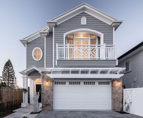 A space-saving Hamptons-style home | Queensland Homes Magazine Hamptons Cottage Exterior, Open Plan Layout, Hamptons House Exterior, Hamptons Cottage, Hamptons Style Homes, Hamptons Style Home, Design Brief, Plan Layout, Exterior Inspiration