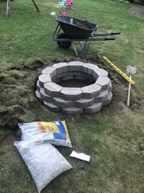 Diy Firepits Backyard Cheap, Diy Backyard Fire Pit, New Build Garden, Weekend Diy Projects, Homemade Fire Pit, Backyard Bbq Pit, Cheap Fire Pit, Backyard Fire Pits, Fire Pit With Rocks