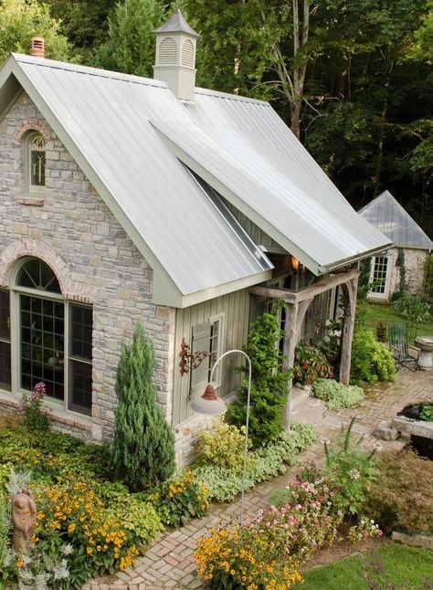 Overview Roofing Design, Artists Studios, Cottages And Bungalows, Cottage Cabin, Casa Exterior, Tin Roof, Art Magazine, Stone Cottage, Southwest Art