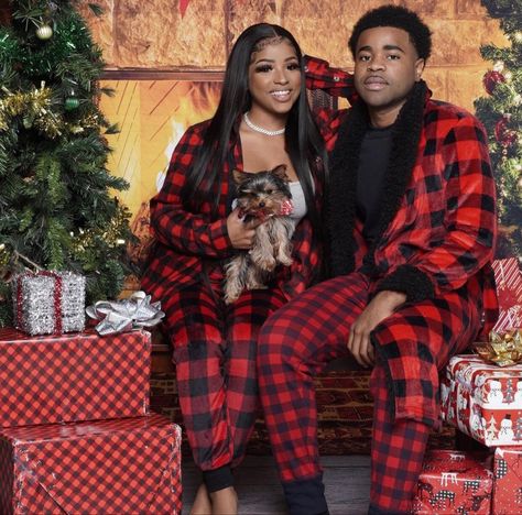 Christmas Couple Pictures Pajamas, Couple Christmas Pictures With Dog, Black Couple Christmas Pictures, Christmas Pictures With Dog, 2000s Couple Photoshoot, Couple Christmas Pictures, Christmas Pictures Friends, Christmas Shooting, Family Christmas Pictures Outfits