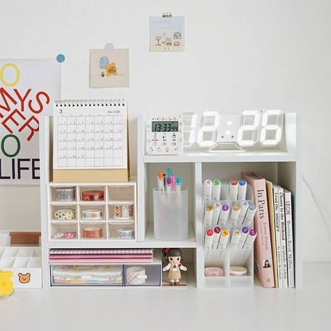 study desk decor Desk With Organizer, Organizer For Study Table, Desk Cute Ideas, Stationary Set Up, Small Desk Ideas Aesthetic, Desk Set Up, Desk Organization Ideas Aesthetic, Desk Drawer Organization, Desk Organizer Ideas