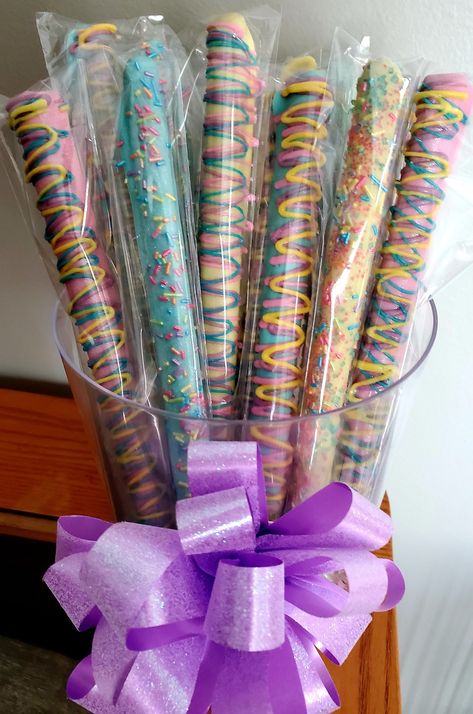 Chocolate covered pretzels Ivy Birthday Party, Treats Aesthetic, Easter Strawberry, Chocolate Covered Pretzel Sticks, Bakery Business Ideas, Taylor Swift Bday, Sanrio Birthday, Covered Pretzel Rods, Daisy Ideas