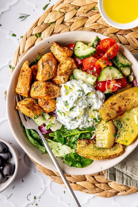 LOADED GREEK CHICKEN TZATZIKI BOWL Lean Healthy Dinners, Healthy Eating Mediterranean, Greek Tzatziki Bowl, Healthy One Bowl Meals, Clean Low Calorie Recipes, Healthy Greek Chicken Bowls, Greek Chicken Bowls With Tzatziki, Food Ideas Low Calorie, Healthy Greek Food