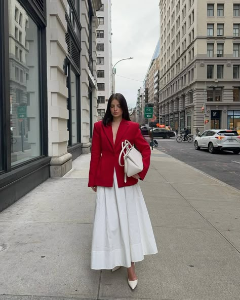 Blazer And Skirt Outfits, White Christmas Outfit, Red Blazer Outfit, Nyc Fall Outfits, Red And White Outfits, Denim Skirt Trend, White Skirt Outfits, White Long Skirt, White Midi Skirt