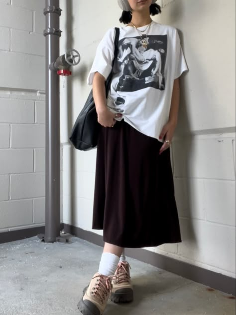 Summer Outfits Aesthetic Streetwear, Boyish Skirt Outfit, Hiking Shoes Aesthetic Outfit, Long Skirt Outfits Streetwear, Comfy Long Skirt Outfits, Hiking Shoe Outfit, Normcore Outfit Women, Nike Lahar Low Outfit, Hiking Shoes Aesthetic