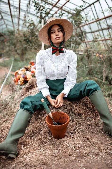 Farmer Fashion, Countryside Fashion, Bohemian Photography, Farmer Outfit, Farm Fashion, Mode Editorials, Farm Clothes, 사진 촬영 포즈, Gardening Outfit