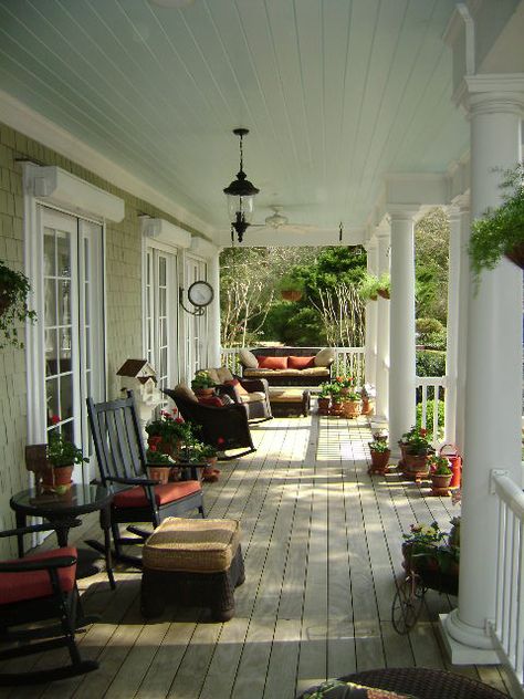 Gorgeous front porch-beadboard on the ceiling, shakes on the wall, nice furniture arrangement Southern Front Porch, Cape Cottage, Country Porches, Dream Porch, Country Porch, Casa Country, Porch Area, Casa Exterior, Home Porch