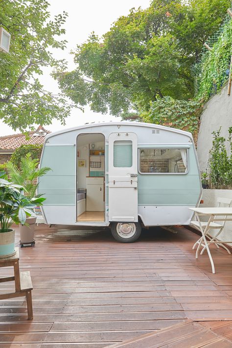 Vintage Camper Trailer, Caravan Design Ideas, Retro Caravan Renovation, Vintage Caravan Renovation, Small Caravan Makeover, Vintage Caravan Exterior, Small Caravan Renovation, Retro Caravan Interiors, Caravan Outside