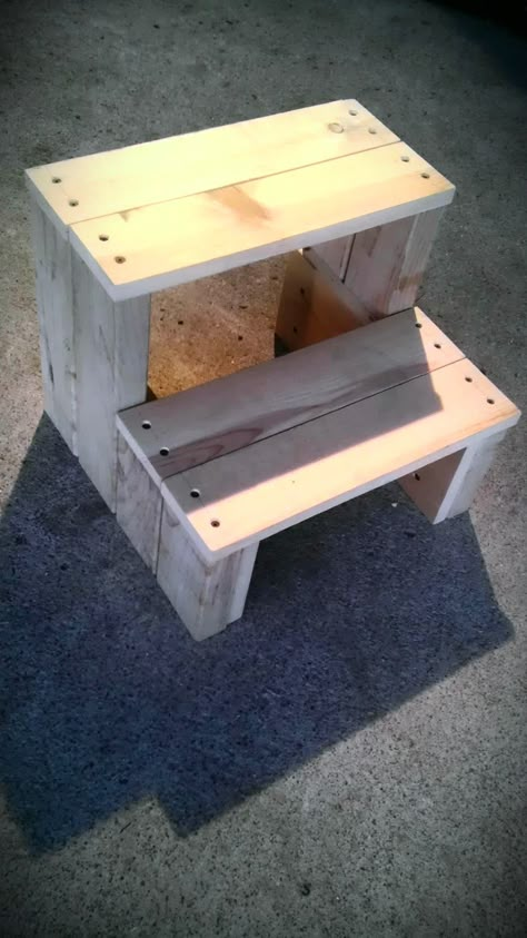 Diy Step Stool, Step Stool Diy, Wood Step Stool, Diy Stool, Diy Step, Wooden Step Stool, Wood Steps, Wood Pallet Projects, Diy Wood Projects Furniture