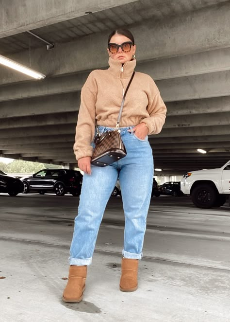 Casual Brunch Outfit Winter, Amazon Fall Outfits, Classic Mini Ii Boot, Julia Marie, Casual Brunch Outfit, Ugg Boots Outfit, Hairstyles For Ladies, Fall Outfits Ideas, Survey Questions