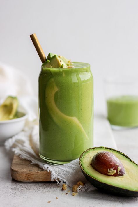 Eat your greens with this delicious 4-Ingredient Avocado Smoothie! All you need is spinach, banana, almond milk, and of course -- avocado! Avocado Drink, Healthy Protein Shake Recipes, Avocado Smoothie Recipe, Avocado Juice, Smoothies Vegan, Healthy Protein Shakes, Banana Splits, Banana Drinks, Breakfast Smoothie Recipes