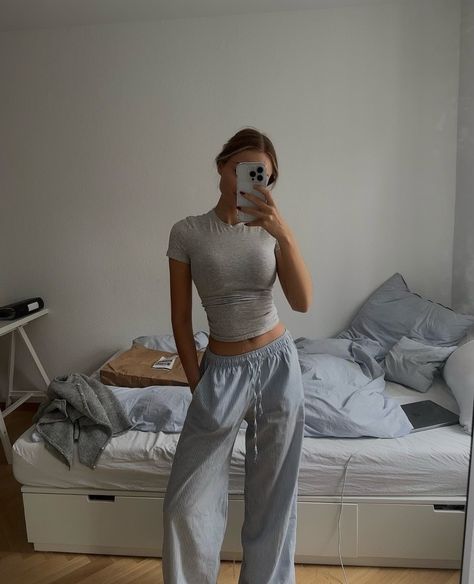 Skandinavian Fashion, Outfit Inspo Casual, Basic Fits, Stockholm Style, Stockholm Fashion, Crop Top Outfits, Tshirt Outfits, Mode Inspo, Tee Outfit