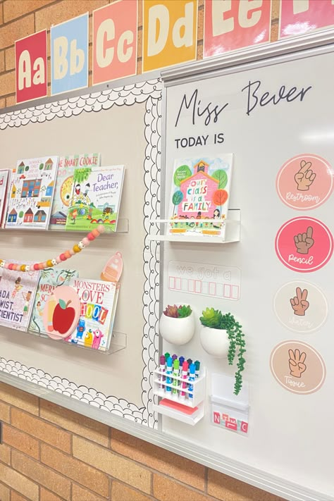 What’s Happening Bulletin Board, Clean Classroom Ideas, Bulletin Board Ideas For Clubs, Beginner Teacher Classroom, Kindergarten Teacher Classroom Ideas, Classroom Portfolio Ideas, 2nd Grade Class Decor, Classroom Student Station, Cute Elementary Classroom Themes