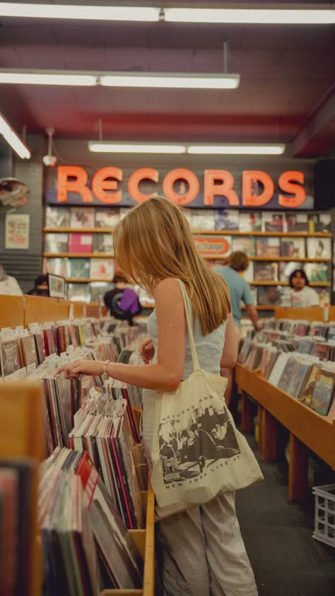 Vinyl Records Aesthetic, Records Aesthetic, Retro Photoshoot, Senior Pic Inspo, Vinyl Record Shop, Vinyl Aesthetic, Vinyl Store, Grad Photoshoot, Aesthetic Music