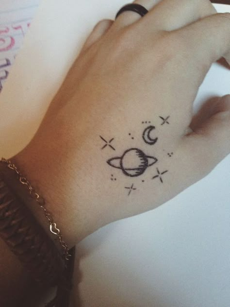 If you want an eye-catching design, the pretty hand tattoo suits you. There are so many inspiring ideas for men and women to get ink. Check out this article and choose one. Cute Henna Tattoos, Tattoo Designs Hand, Cute Henna, Pretty Hand Tattoos, Henna Tattoo Designs Hand, Pen Tattoo, Hand Doodles, Simple Henna Tattoo, Hand Drawings