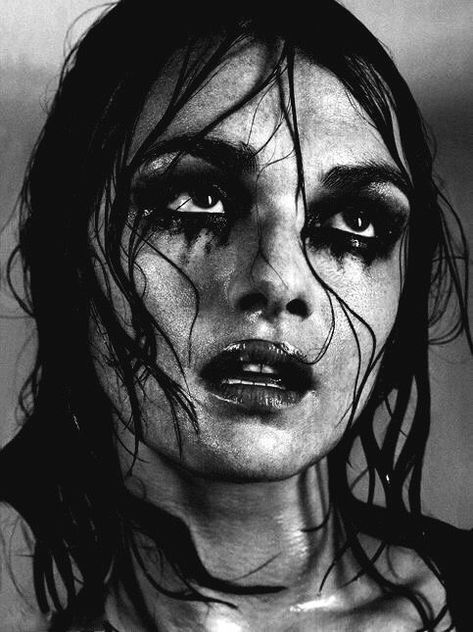 Pose Reference Grunge, Halloween Portrait Ideas, Creative Dark Photography, Chaotic Photography, Monster Pose Reference, Faces To Draw Photographs, Artistic Expression Photography, Dark Eyes Aesthetic, Grunge Photography Dark