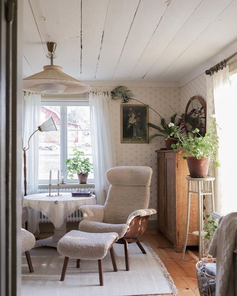 Swedish Style Living Room, Swedish House Interior, Swedish Interiors, Scandinavian Cottage, Scandinavian Homes, My Scandinavian Home, Swedish Cottage, Swedish Decor, French Country Living