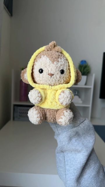 Crochet Sweater For Plushie, How To Crochet A Monkey, Cute Crochet Monkey, Cute Crochet Animals Free Pattern Easy, Easy Crochet Stuffies For Beginners, Crochet Stuffy Ideas, Crochet Baby Plushies, Crochet Plushies Amigurumi, Crochet Cute Plushies