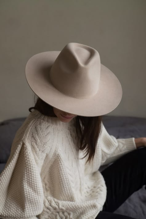 Look Disco, Minimalist Moda, Women Fashion Edgy, Looks Street Style, Outfits With Hats, Carrie Bradshaw, White Sweater, Mode Inspiration, Kentucky Derby