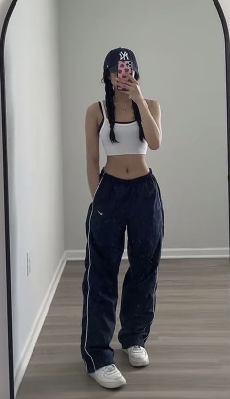 Pakaian Hipster, Track Pants Women, Practice Outfits, Baggy Pants, Swaggy Outfits, Mode Inspo, Sporty Outfits, Casual Style Outfits, Lookbook Outfits