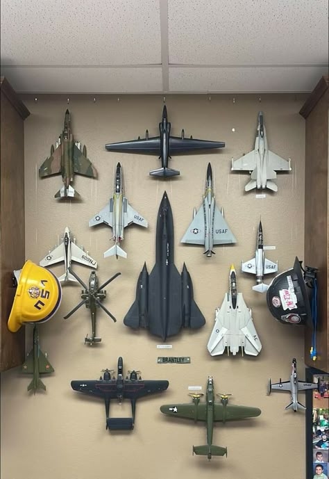 Plane Bedroom Ideas, Model Plane Display Ideas, Aviation Man Cave, Pilot Room Decor, Pilot Decoration, Aviation Office Decor, Plane Room Decor, Aviation Room Decor, Aviation Bedroom