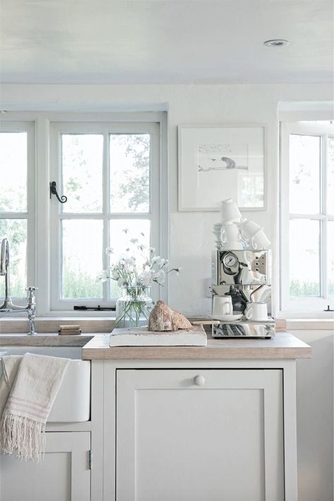 Shabby Chic Decorating, Chic Modern Home Decor, Shabby Chic Room, White Interiors, Shabby Chic Diy, Trendy Home Decor, Shabby Chic Kitchen, Chic Kitchen, Blue Kitchen