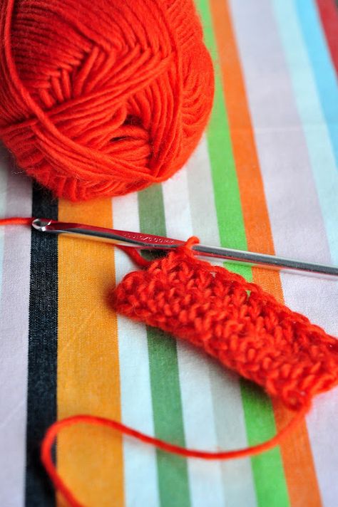 Great tutorials for incapable individuals such as myself... Crochet Ideas Aesthetic, Boucle Yarn, Crochet Simple, Crochet Instructions, Free Crochet Patterns, Yarn Shop, Ideas Aesthetic, Knit Or Crochet, Crochet Hook