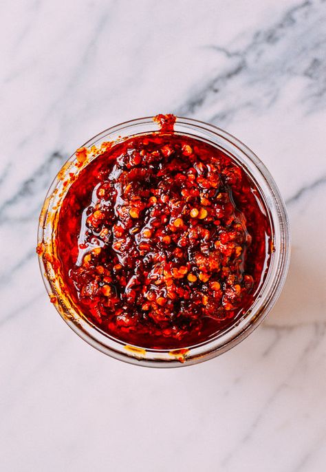 Chili Oil Recipe, Asian Sauces, Chile Guajillo, Chilli Oil, Hot Sauce Recipes, Asian Sauce, Hot Sauces, Chili Oil, Chilli Sauce