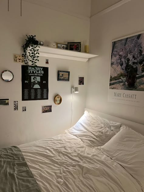 Cozy Room Essentials, Bed In Corner Of Room Against Wall Ideas Aesthetic, White Simple Room Aesthetic, White Wall Room Ideas, Industrial Room Aesthetic, Room Ideas For Small Rooms Simple, Room Decor Ideas Clean, Bedroom Small Ideas, Basic Room Ideas