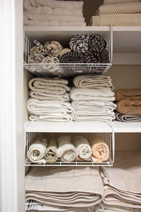 Bathroom Closet Organization Ideas, Airing Cupboard, Bathroom Closet Organization, Organized Closet, Closet Organization Ideas, House Organisation, Linen Cupboard, Linen Closet Organization, Apartment Organization