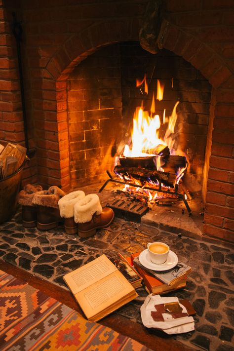 Mantel Ideas, Fireplace Designs, Fotografi Vintage, Cozy Fireplace, Fireplace Mantel, Cozy Place, Autumn Cozy, Winter Aesthetic, Christmas Aesthetic