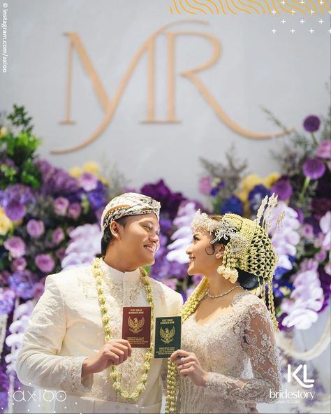 Pasangan Rizky Febian dan Mahalini Raharja telah meresmikan hubungan mereka ke jenjang pernikahan. Prosesi akad nikah telah digelar di sebuah hotel kawasan Kuningan, Jakarta Selatan, pada Jumat pagi (10/5/2024). . Ustaz Maulana turut hadir pada momen sakral itu. Pria tersebut secara khusus diundang untuk memberi nasihat pernikahan. Ia pun membagikan bagaimana suasana akad pernikahan. . "Di dalam alhamdulillah suasana tenang, aman, syahdu, diawali dengan membaca Alquran, serah terima, kemudian... Nikah Adat Jawa, Wedding Photo Inspo, Indonesian Wedding, Wedding Stage Decor, Logam Mulia, Foto Wedding, Muslim Wedding Dress, Bridal Photographs, Board Wedding