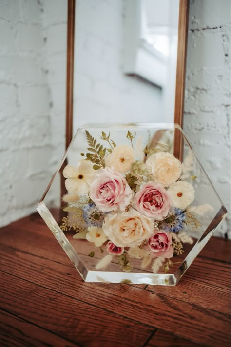 Flowers In Epoxy Resin Diy, Resin Wedding Flower Preservation, Resin Preservation, Flower Bouquet Preservation, Best Resin Art, Flower Bouquet Shadow Box Ideas, Wedding Flower Preservation Ideas Resin, Bouquet Wedding Preservation, Preserved Bouquet Wedding