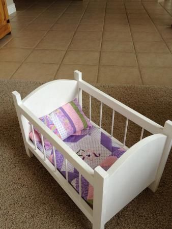 Diy Doll Crib, Barbie Products, Baby Doll Crib, House Barbie, Baby Doll Bed, Diy Crib, Doll Cradle, Doll Crib, Miniature Tutorials