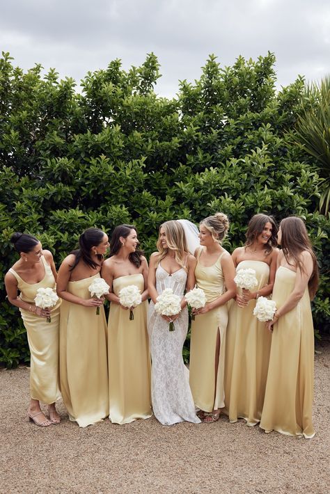 Bride and her bridesmaids in yellow bridesmaid dresses Gold Brides Made Dresses, Tuscan Wedding Bridesmaid Dresses, Lemon Yellow Bridesmaid Dresses, Light Yellow Bridesmaid Dress, Butter Yellow Bridesmaid Dresses, Butter Yellow Wedding, Yellow Wedding Aesthetic, Yellow Bridal Party, Pastel Yellow Bridesmaid Dresses