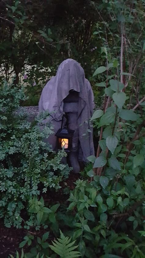 Haunted Trail, Scary Halloween Decorations Outdoor, Halloween Decorations To Make, Halloween Diy Outdoor, Halloween Outside, Halloween Decorations Diy, Halloween Decor Diy, Outdoor Halloween Decorations, Creepy Halloween Decorations