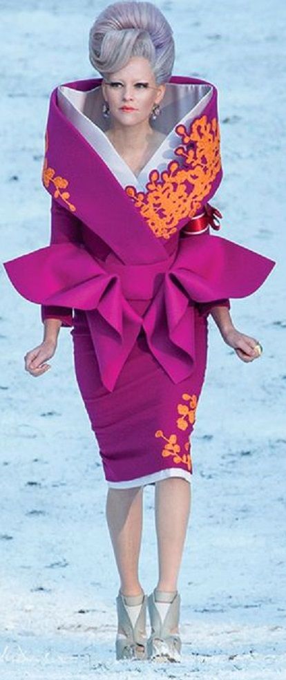 Hunger Games Capitol Fashion, Effie Trinket Costume, 60s Editorial, Hunger Games Effie, Hunger Games Capitol, Capitol Fashion, Solo Halloween Costumes, Drag Dresses, Hunger Games Fashion